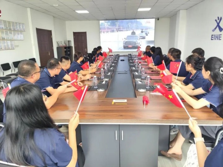 Skupina EIHE Steel Structure Group zorganizovala sledovanie priameho prenosu z 93. vojenskej prehliadky